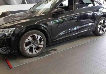 Audi e-tron 52.273 km 33.950 &euro; Hamburg 22047