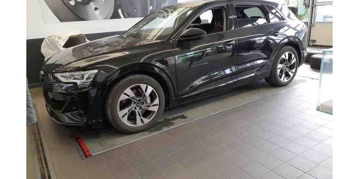 Audi e-tron 52.273 km 33.950 &euro; Hamburg 22047