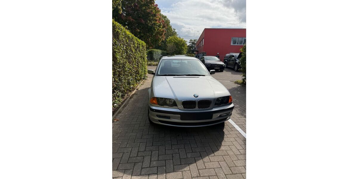 BMW 323 112.233 km 7.850 &euro; Hamburg 20257