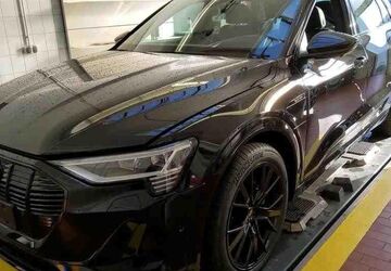 Audi e-tron 47.991 km 38.950 &euro; Hamburg 22047