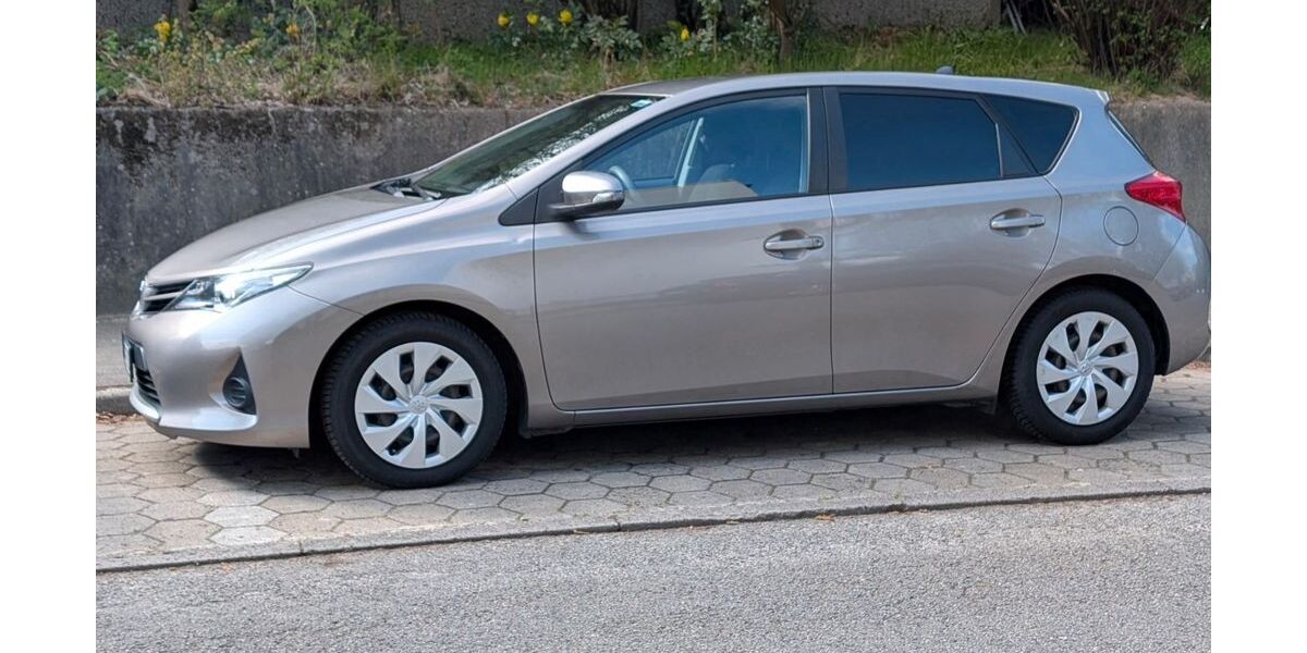 Toyota Auris 54.850 km 9.500 &euro; Hamburg 21077