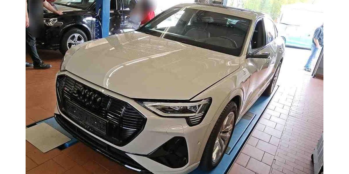 Audi e-tron 48.635 km 36.990 &euro; Hamburg 22047