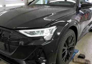 Audi e-tron 41.096 km 34.950 &euro; Hamburg 22047