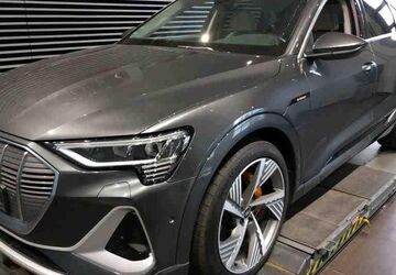 Audi e-tron 38.356 km 32.990 &euro; Hamburg 22047