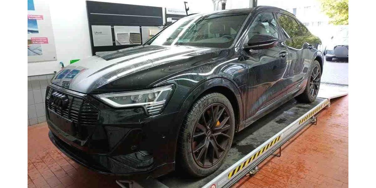 Audi e-tron 17.942 km 36.950 &euro; Hamburg 22047