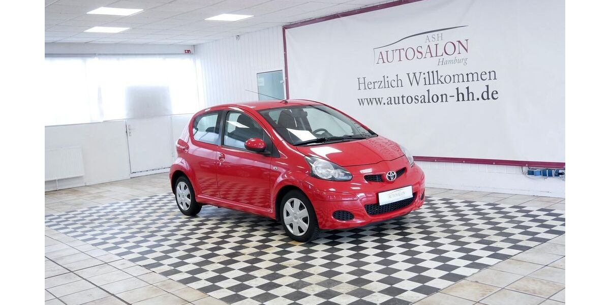 Toyota Aygo (X) 33.397 km 7.499 &euro; Hamburg 22399