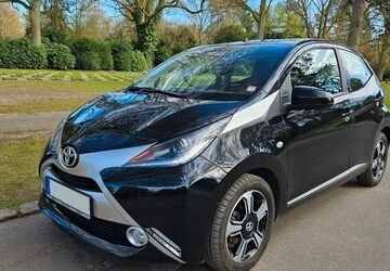 Toyota Aygo (X) 73.600 km 9.900 &euro; Hamburg 22177