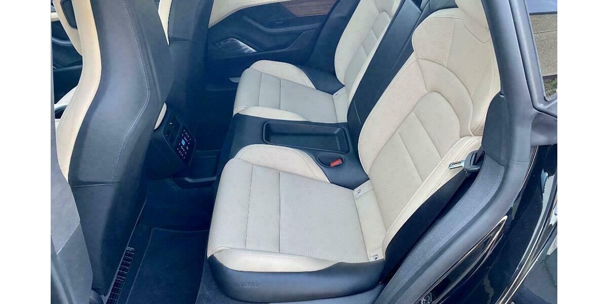 Porsche Taycan 7.400 km 120.600 &euro; Hamburg 20038