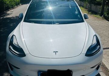 Tesla Model 3 32.583 km 32.490 &euro; Hamburg 22159