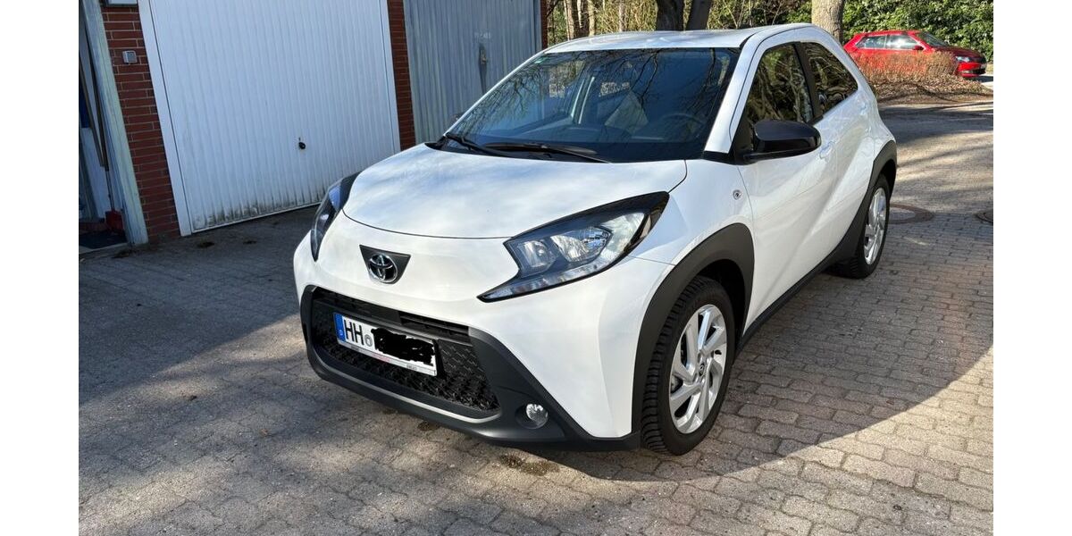 Toyota Aygo (X) 2.711 km 12.950 &euro; Hamburg 22419